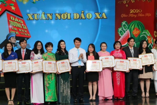 Mang hơi ấm mùa xuân từ đất liền đến với chiến sĩ ở đảo xa