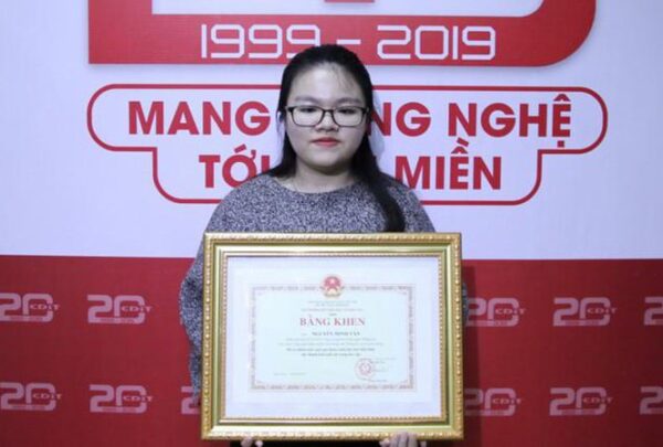 Nữ sinh viên xương thủy tinh nhận bằng khen của Bộ trưởng Phùng Xuân Nhạ