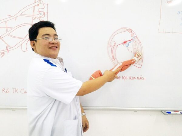 Nam sinh có biệt tài vẽ giải phẫu cơ thể người chi tiết khó tin