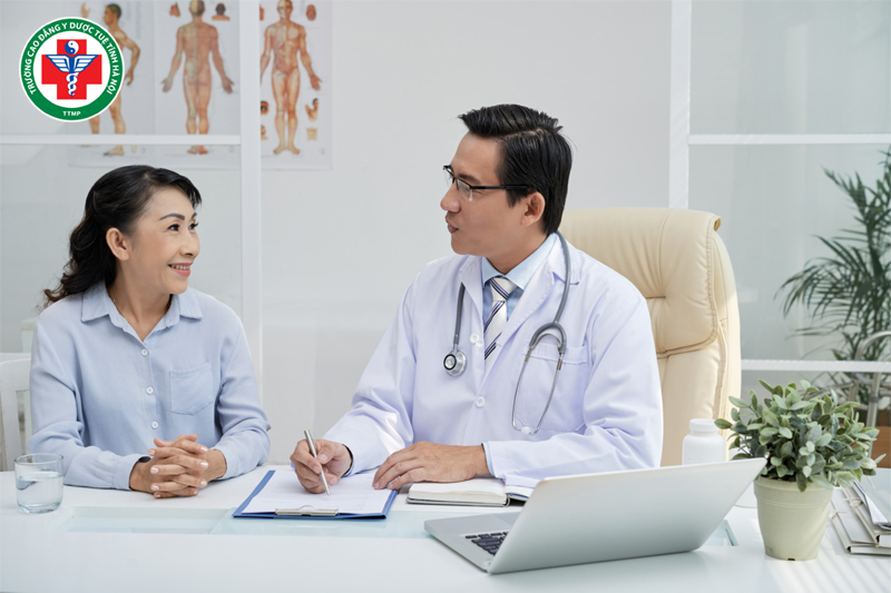 Y sĩ sẽ tiếp nhận bệnh nhân, lắng nghe, điều tra thông tin quan trọng