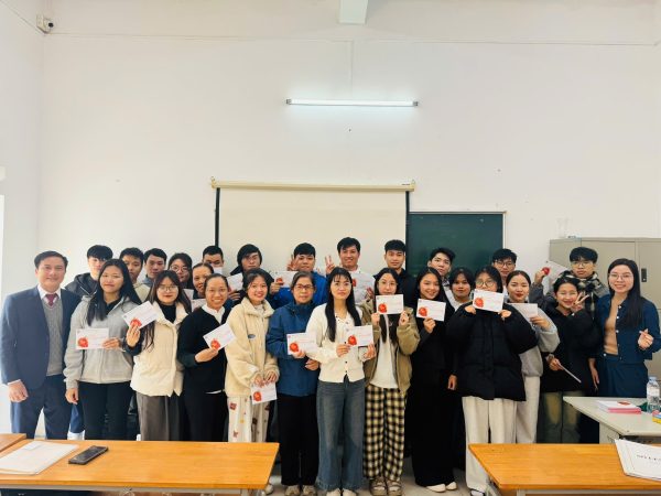 Đại diện Lãnh đạo Nhà trường chúc tết các lớp nhân dịp Xuân Ất Tỵ 2025