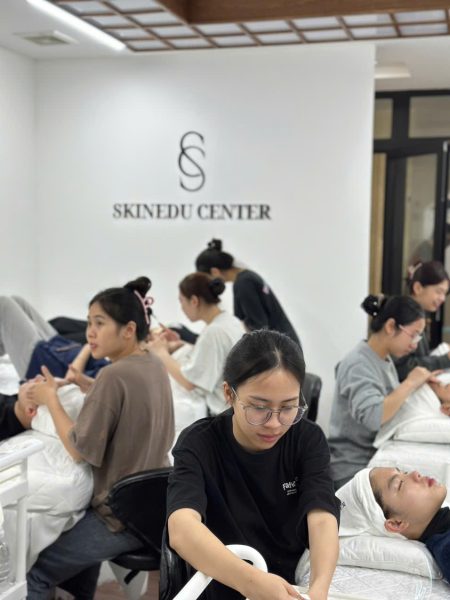 Sinh viên Ngành chăm sóc sắc đẹp của Nhà trường thực tập thực tế tại SKINEDU CENTER