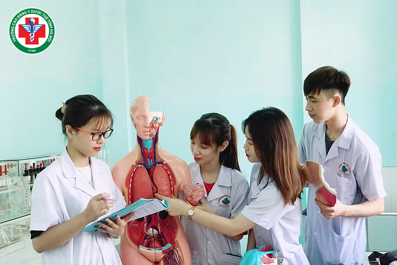 Sinh viên thực hành tại phòng thực hành Trường Cao đẳng Y Dược Tuệ Tĩnh Hà Nội