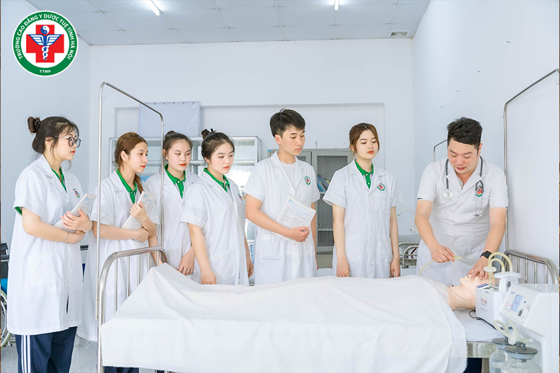 Sinh viên học lý thuyết xen lẫn thực hành tại Trường Cao đẳng Y Dược Tuệ Tĩnh Hà Nội