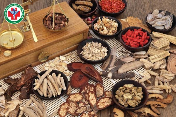 Ngâm thuốc Y học cổ truyền: Hỗ trợ điều trị bệnh và nâng cao thể trạng
